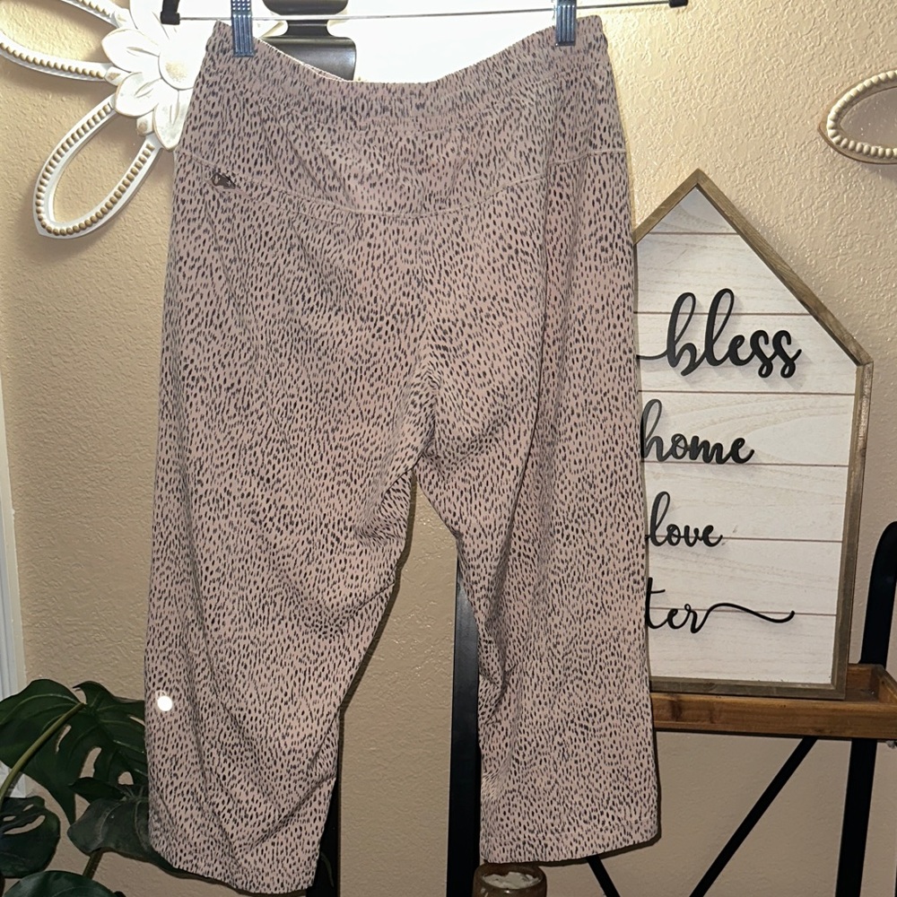 Lululemon Step Lively Crop Dottie Dash
Grain size 6